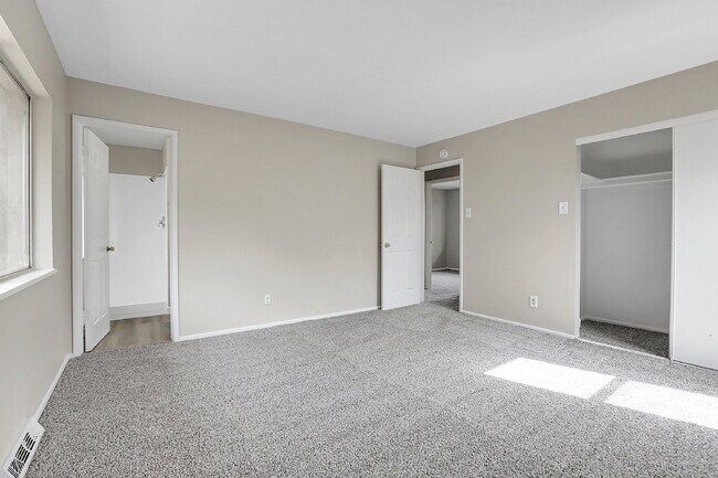 Building Photo - $2,600.00, 3-bed, 2.5-bath, located in Lak...