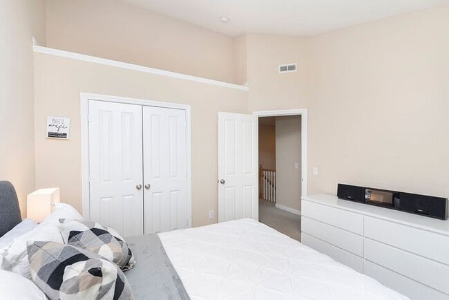 Building Photo - Beautiful 3 Bed Townhome In the Heart Of Village Of West Clay!