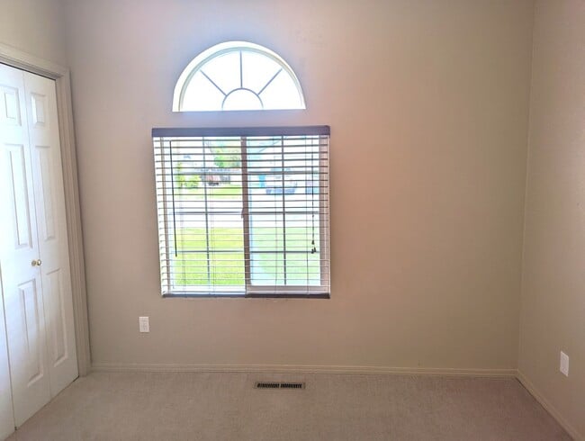 Building Photo - Spacious 4 bedroom home
