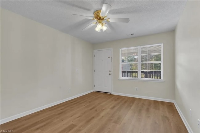 Building Photo - AVAILABLE NOW – Stylish 2-Bedroom Condo in Archdale, NC