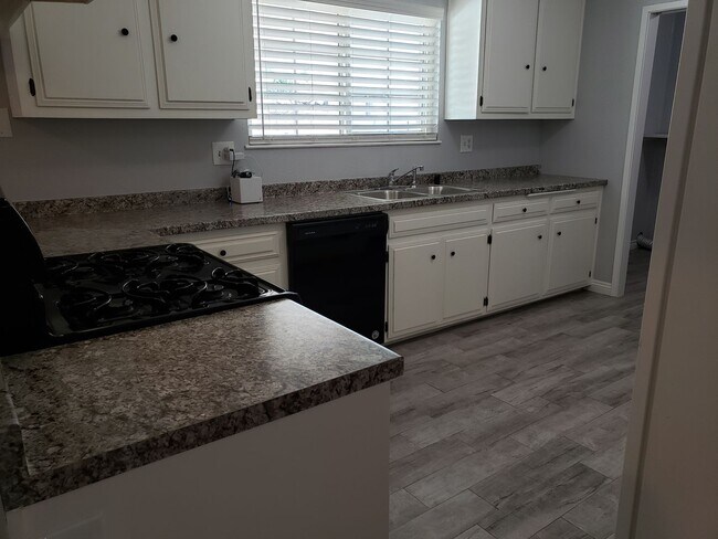 Building Photo - Single Family Residence Located on The Mesa