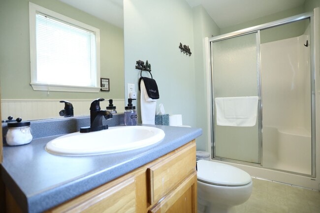 Building Photo - FURNISHED 3 Bed Winter Seasonal Great Location! Available 11/1/26 - $2395/mo