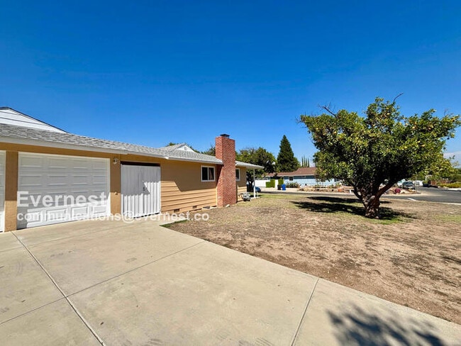 Building Photo - 11005 Shoshone Ave