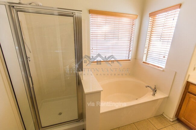 Building Photo - 945 E Blue Spruce Ln