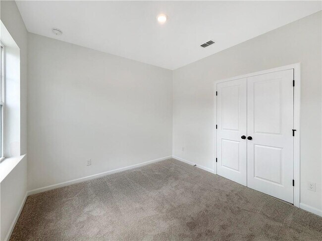 Building Photo - 2712 The Ln NE