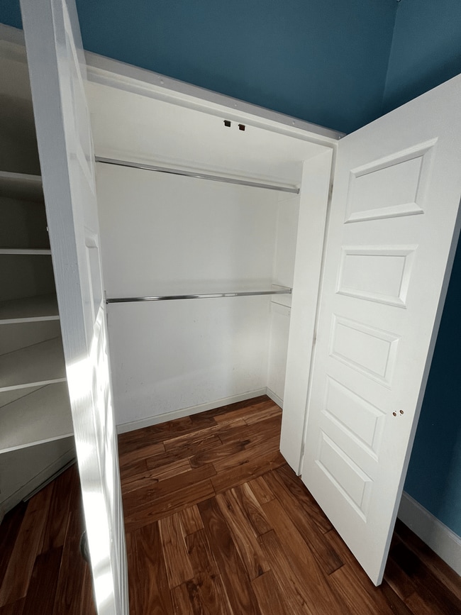 Building Photo - $1000 Move in Special - Beautiful 2 bed 1 bath in unit W/D, renovated kitchen, walkability!