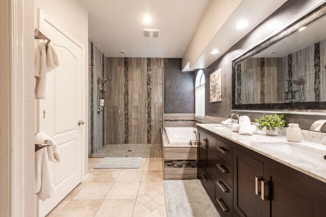 Building Photo - 5924 E Woodridge Dr