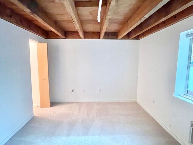 Building Photo - HUGE 2 Level 2br/1.5Ba Loft, High Ceilings...
