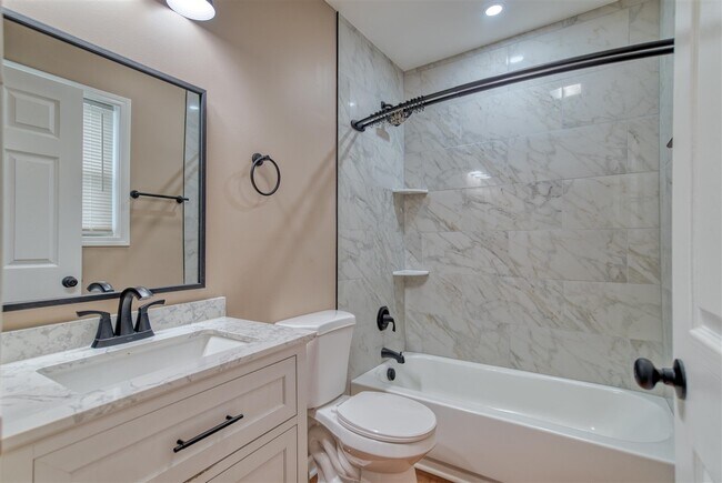 Building Photo - 704 W 7th St