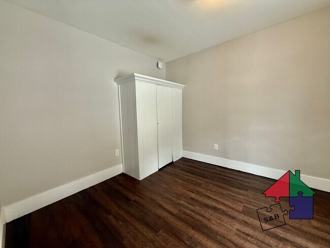 Building Photo - 32 Hall St