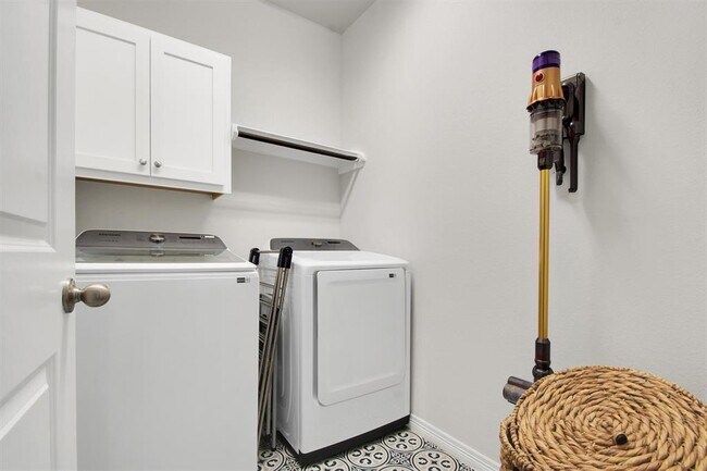 Building Photo - 104 Pin Cherry Pass