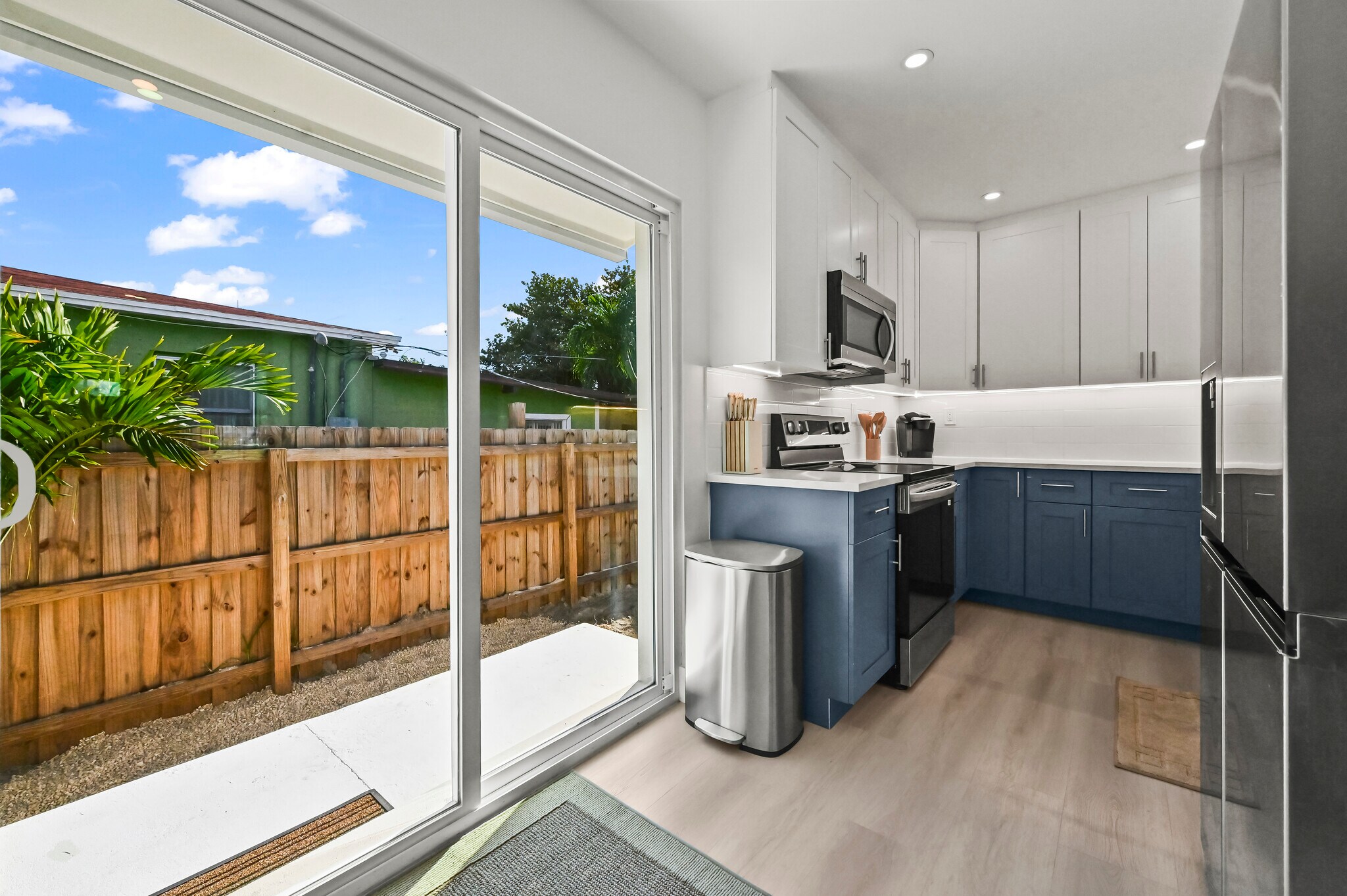 kitchen with sliding door / backyard access - 3400 Parker Ave