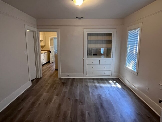Building Photo - CUTE UPDATED APARTMENT IN DOWNTOWN SACRAMENTO!!