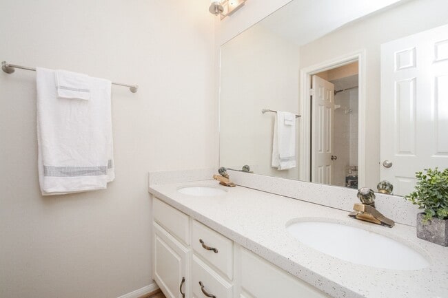 Building Photo - 10 Heathstone Pl