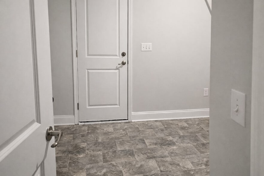 Building Photo - 182 Hillmont Dr