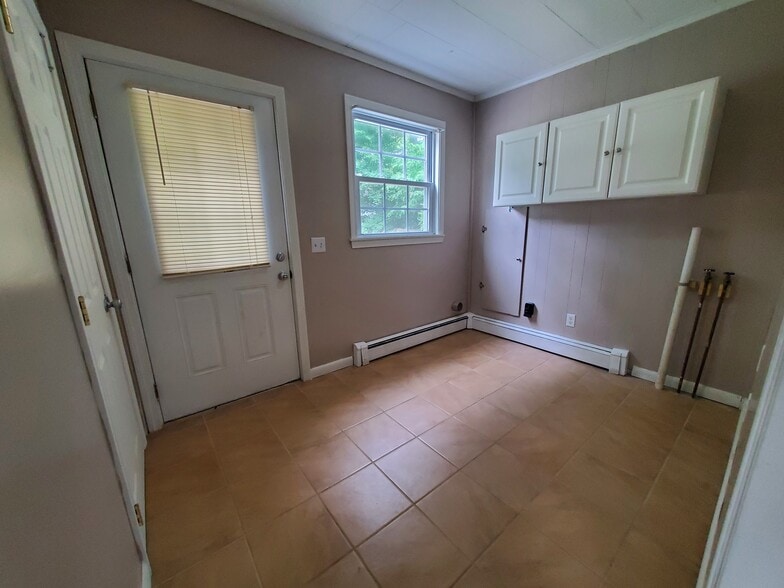 Building Photo - 118 Gamage Ave