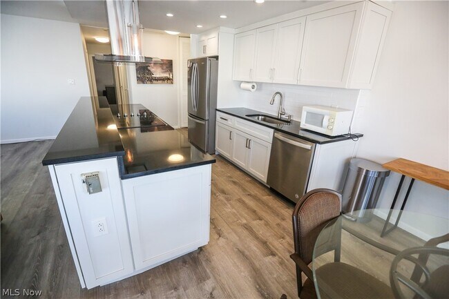 Building Photo - 12520 Edgewater Dr