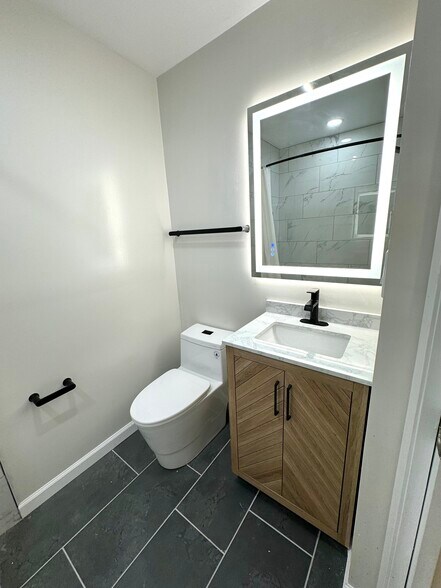 hallway bathroom - 1013 Mountfort Ct SW