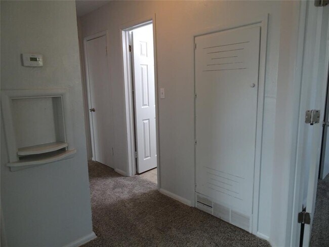 Building Photo - 2305 Maple Dr