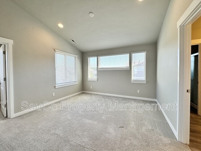 Building Photo - 5575 SE 80th Ave