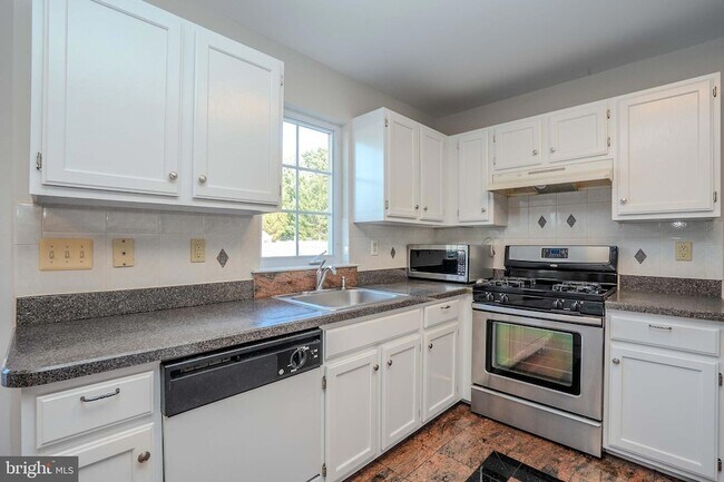 Building Photo - 27 Samantha Dr