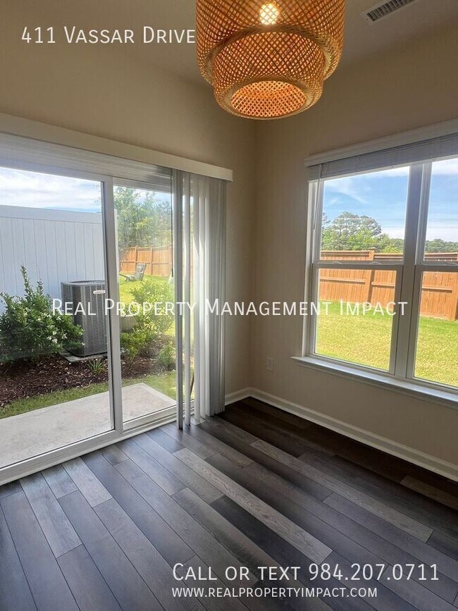 Building Photo - 411 Vassar Dr
