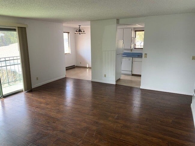 Building Photo - 2 Bed/1 Bath SE Bend Condo with Single Car...