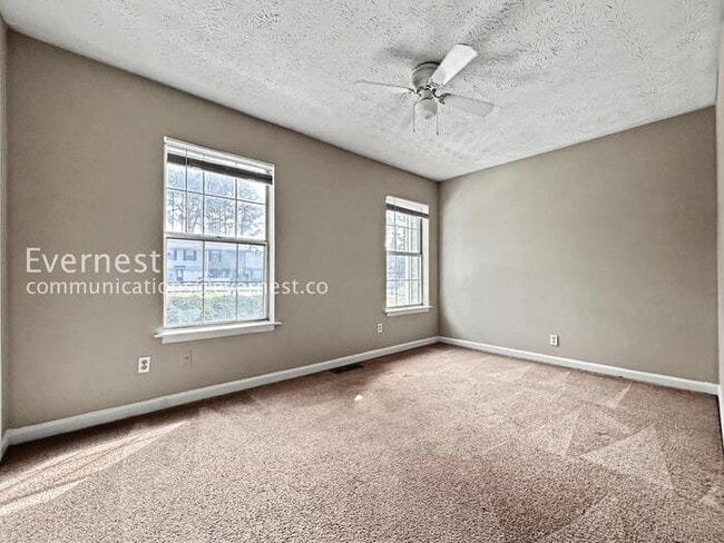 Building Photo - 2 Bed/1.5 Bath Townhome with Modern Amenities / Pet-Friendly / Coming Soon!