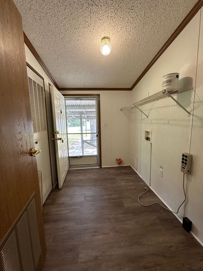 Building Photo - $1,350 / Month | 3 Bed · 2 Bath · 1,375 Sq...