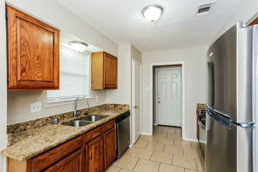 Building Photo - 2110 Mesa Wood Dr
