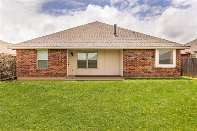 Building Photo - 1421 Baycharter Street