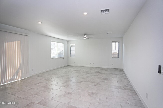 Building Photo - 745 W Sparrow Dr