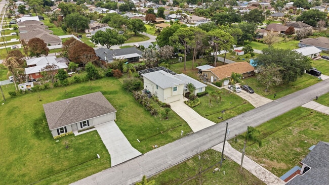 Building Photo - 1707 SE Manth Ln