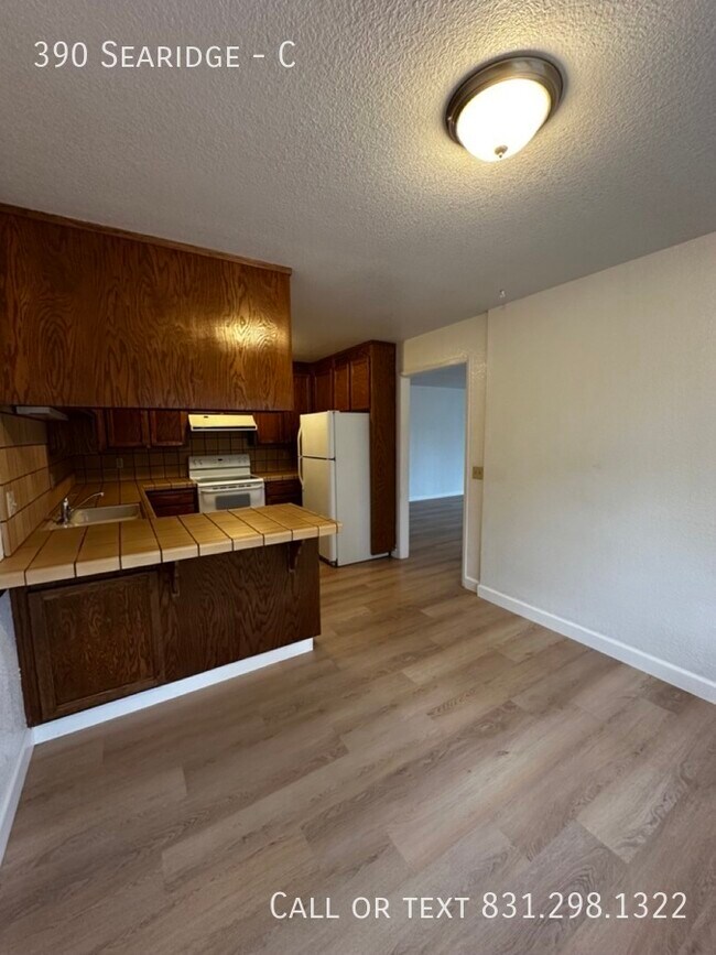 Building Photo - 390 Searidge-C