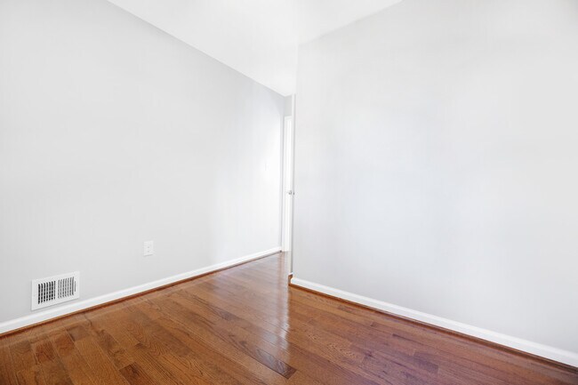 Building Photo - 6112 The Parkway