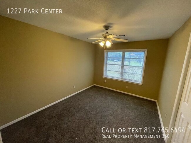 Building Photo - 1227 Park Center St