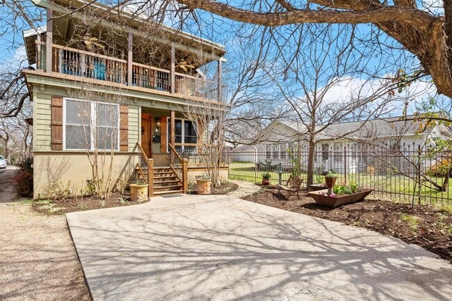 Building Photo - 912 E 51st St