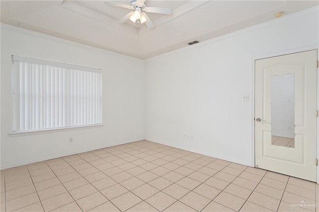 Building Photo - 1530 W Hall Acres Rd