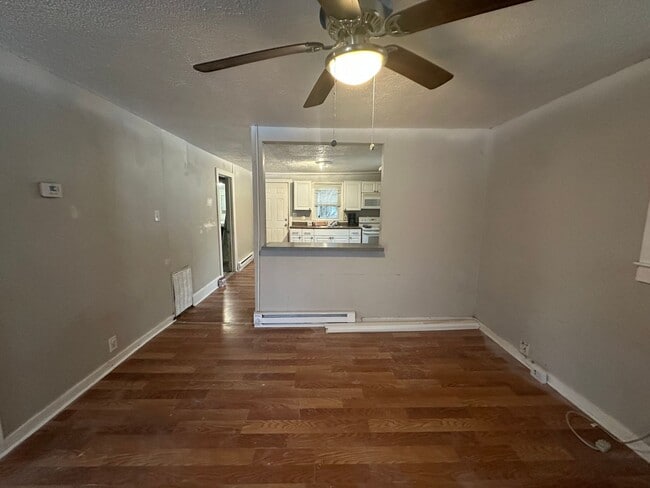 Building Photo - COMING SOON! 2 Bed House! Making it ready for you!