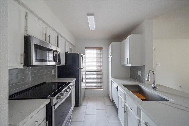 Building Photo - 3900 Woodchase Dr