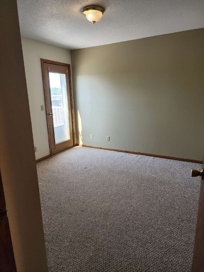 Building Photo - Large 2 Bedroom Apartment - Available Augu...