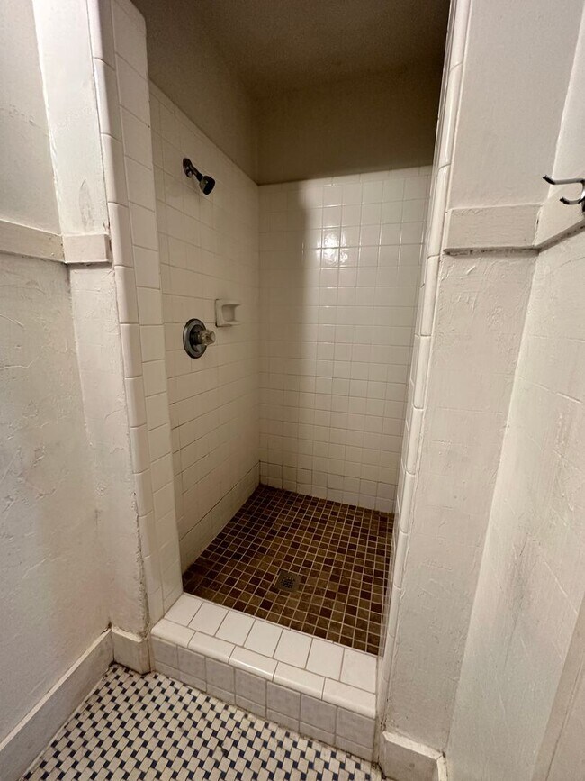 Building Photo - Plaza District / Classen 3 Bed Beauty!
