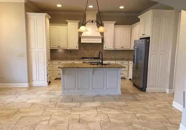 Building Photo - 4-bedroom, 3.5-bathroom home AVAILABLE NOW!