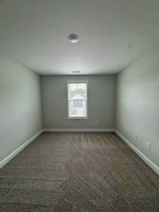 Building Photo - Beautiful 3 Bed 2.5 Bath Home in Raeford