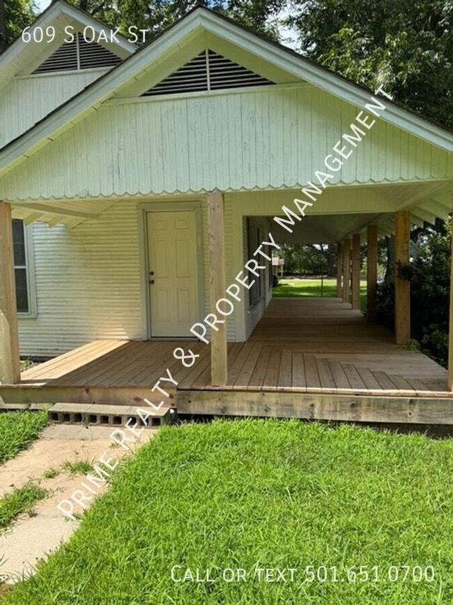 Building Photo - 609 S Oak St
