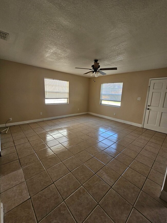 Building Photo - 1605 N Lake Shipp Dr