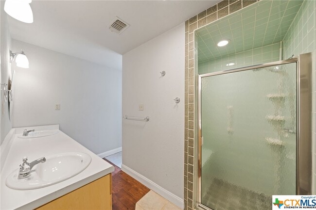 Building Photo - 1310 Scenic View Dr