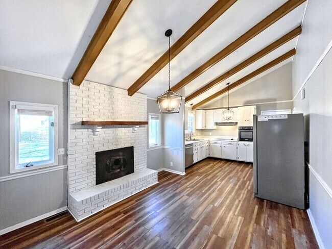 Building Photo - 3-Bedroom Home in a Convenient Location / ...