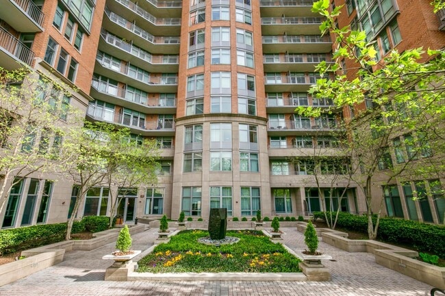 Building Photo - 8220 Crestwood Heights Dr