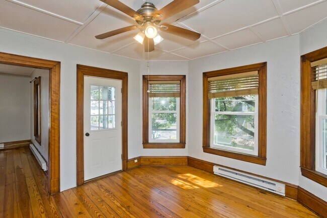 Building Photo - 33 Noble St